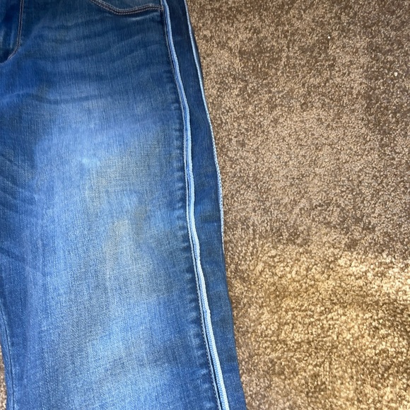 Cello Women's cropped Blue Jeans distressed frayed bottom. 32x26 - Picture 2 of 6